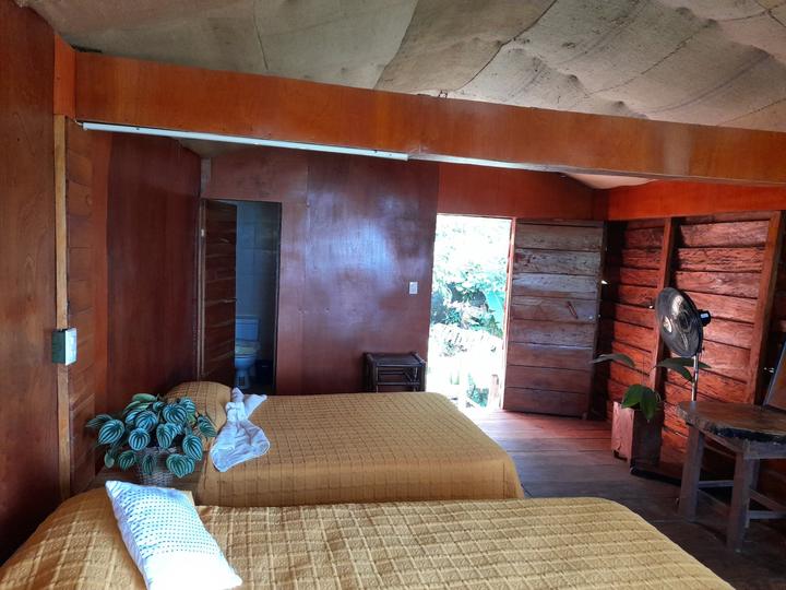 Interior cabaña con dos camas dobles