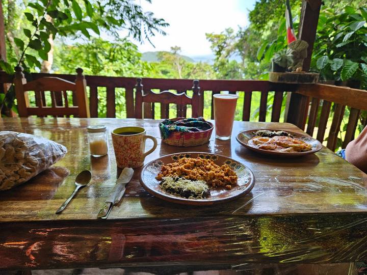 Desayuno mexicano en terraza con vista a la selva