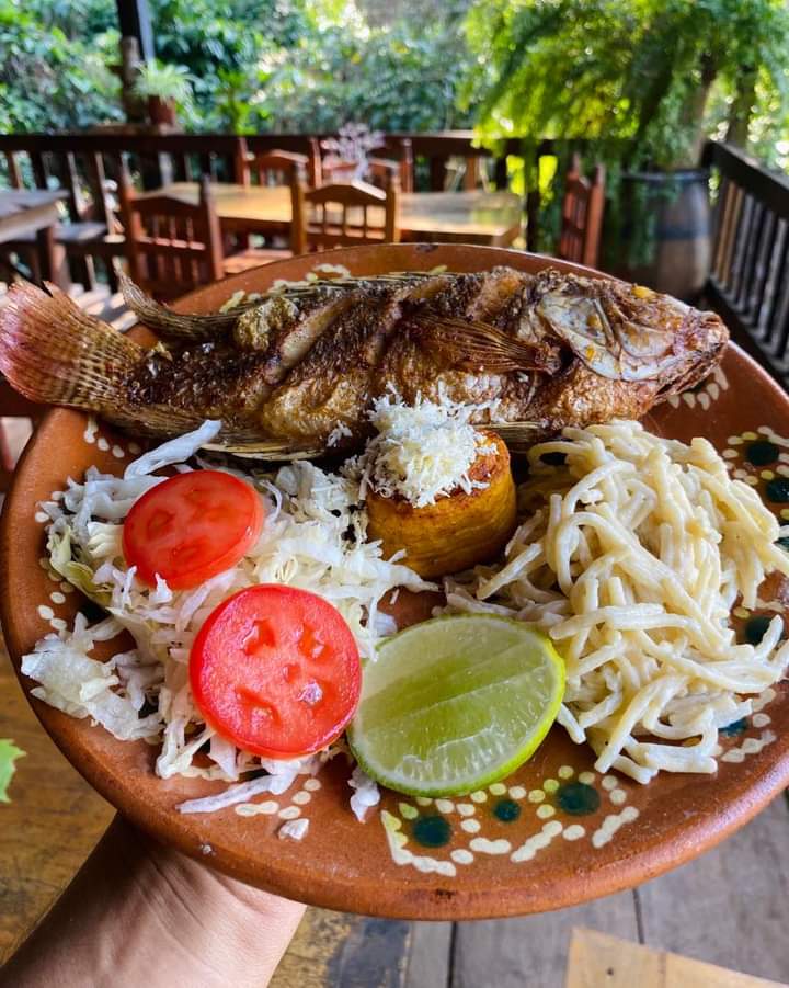 Mojarra frita servida en terraza
