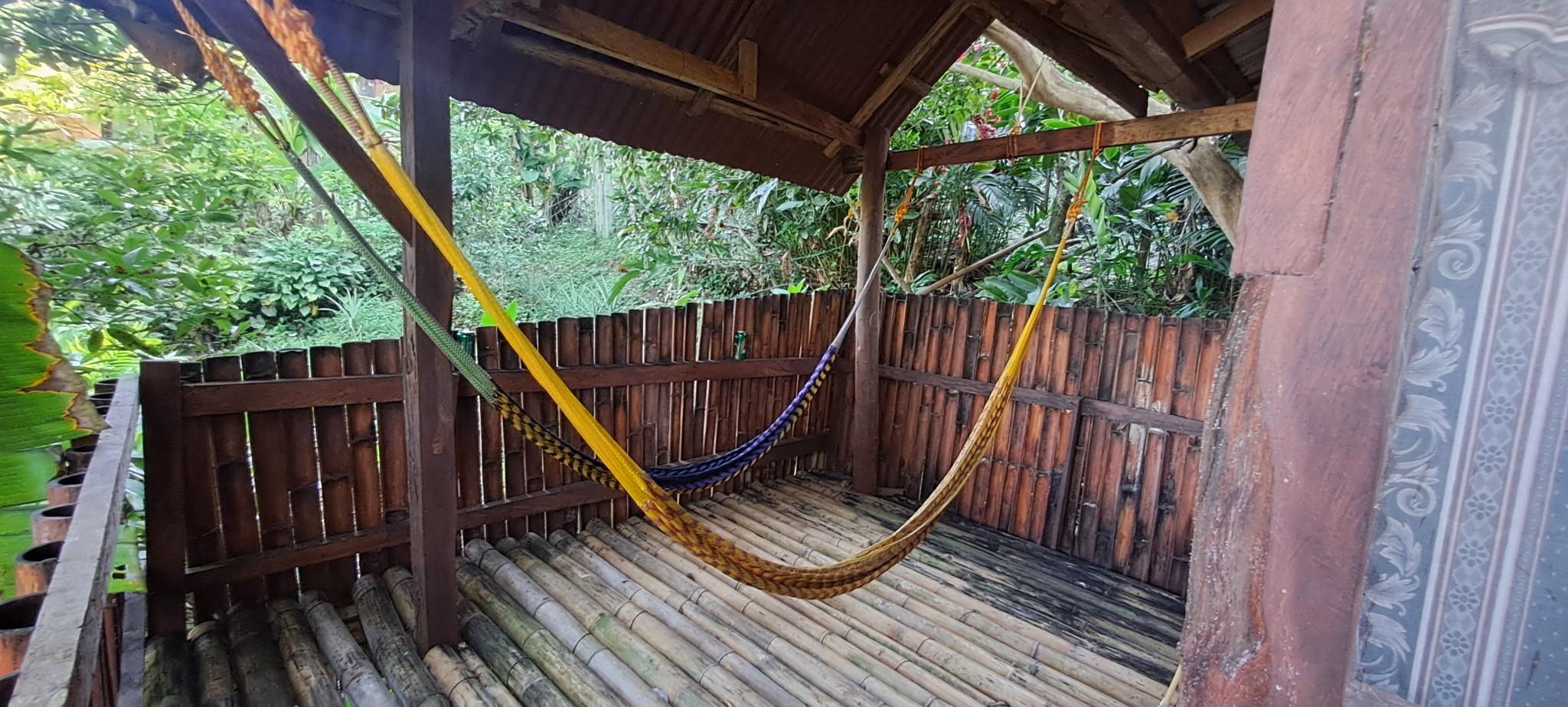 Hamacas bajo una cabaña