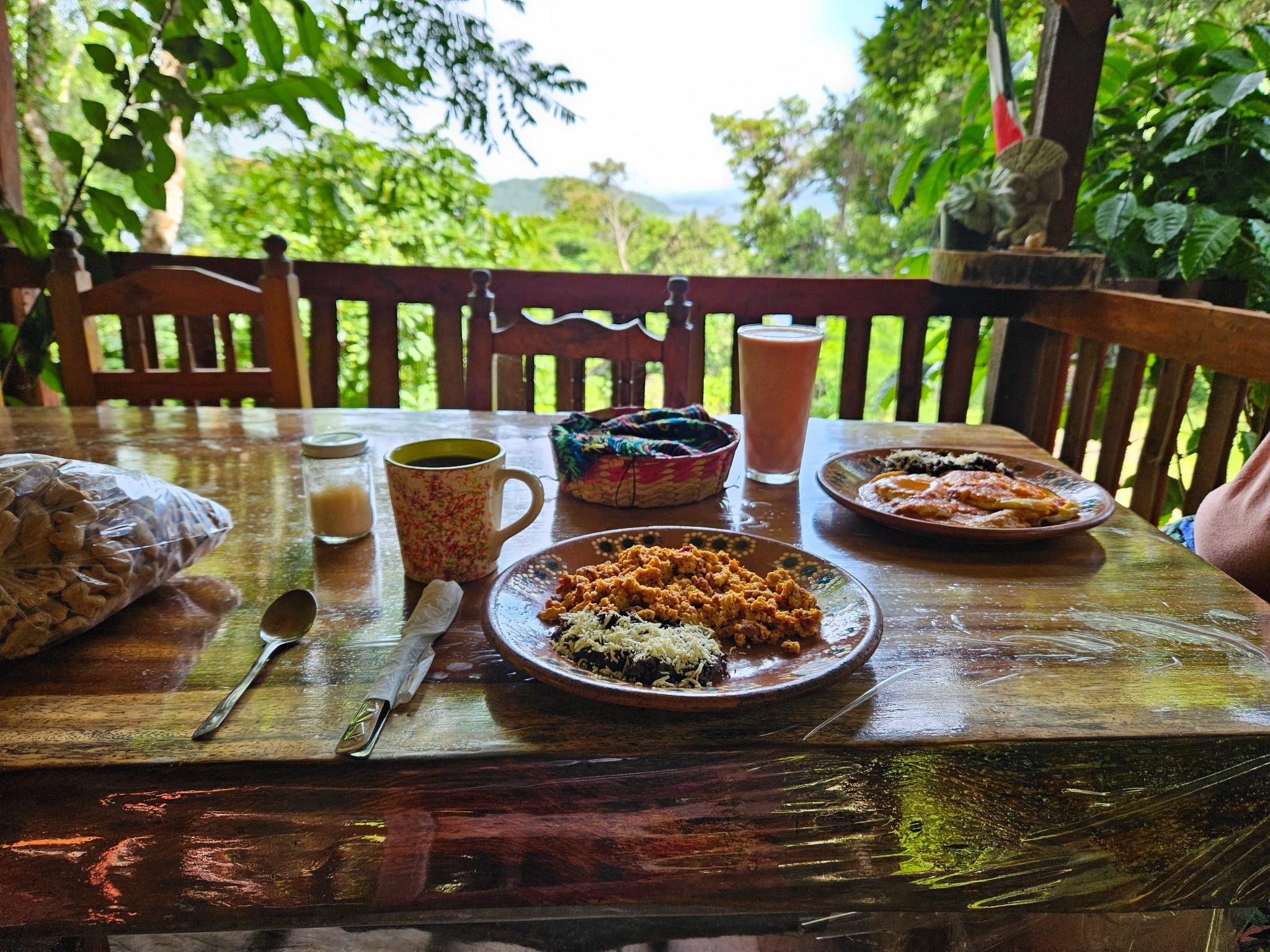 Desayuno servido en terraza
