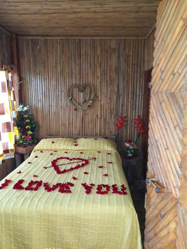 Habitación romántica con pétalos