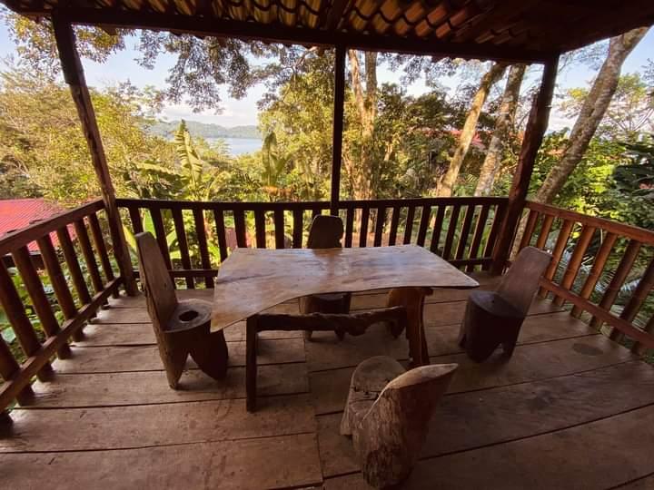 Terraza rústica con laguna al fondo